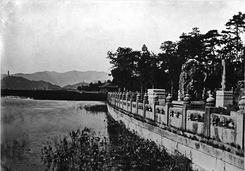 昆明湖和湖畔的汉白玉围栏